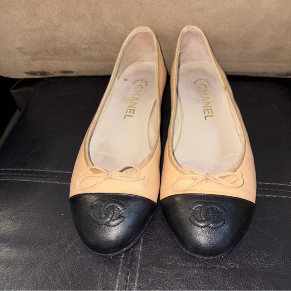 Chanel Flats 36 Lambskin Two Tone Black Captoe Beige Body VEUC Leather Bottom - Picture 12 of 12